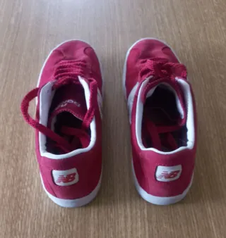 Zapatillas New Balance rojas y blancas