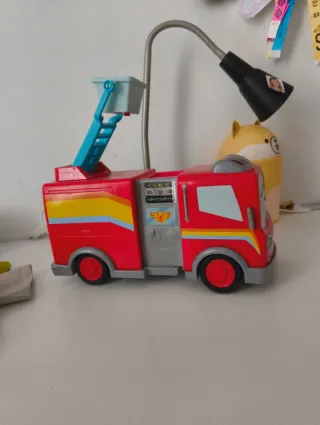 Camión de bomberos con movimiento