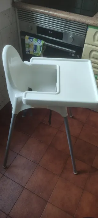 Trona Ikea con bandeja