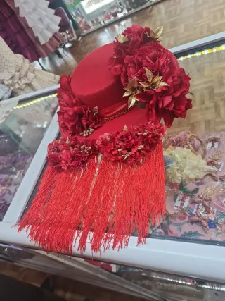 Conjunto sombrero y flores rojas