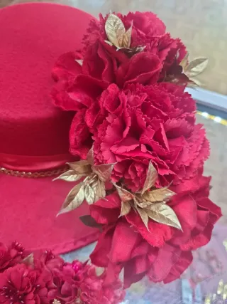 Conjunto sombrero y flores rojas