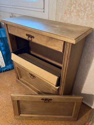 Zapatero madera maciza con una parte frontal rota