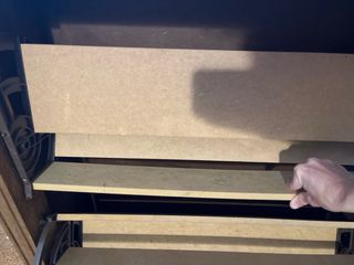 Zapatero madera maciza con una parte frontal rota