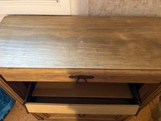 Zapatero madera maciza con una parte frontal rota