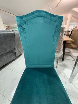 Silla de terciopelo azul con patas metálicas