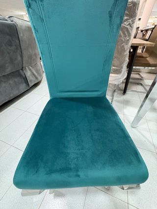 Silla de terciopelo azul con patas metálicas