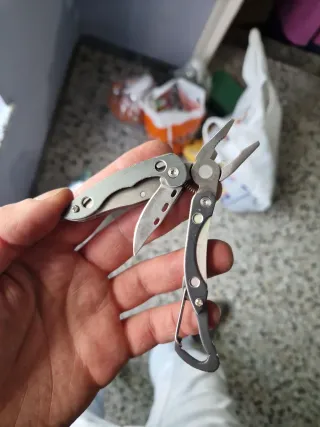 Navaja multiusos con pinzas y clip