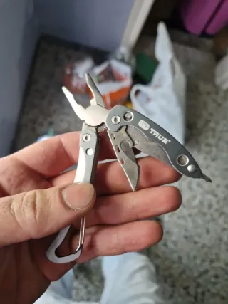 Navaja multiusos con pinzas y clip