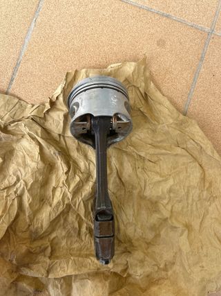 Pistón y biela de coche