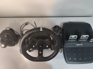 Volante Logitech con pedales y palanca
