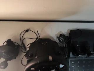 Volante Logitech con pedales y palanca