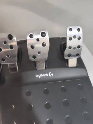 Volante Logitech con pedales y palanca
