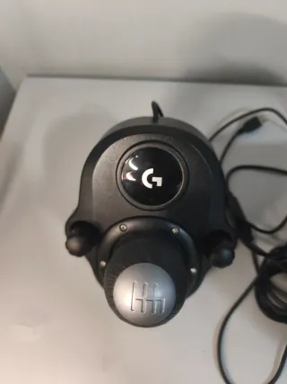 Volante Logitech con pedales y palanca
