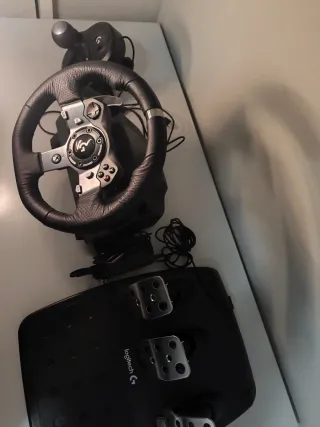Volante Logitech con pedales y palanca