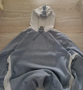 Sudadera Nike Swoosh Gris y Blanca