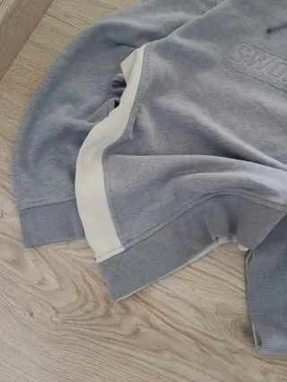 Sudadera Nike Swoosh Gris y Blanca