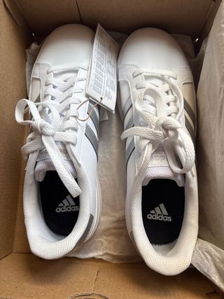 Zapatillas Adidas Blancas y Plateadas. Unisex