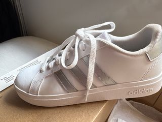 Zapatillas Adidas Blancas y Plateadas. Unisex