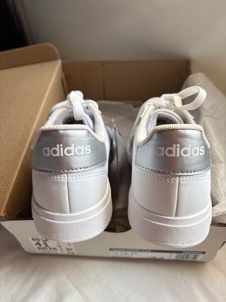 Zapatillas Adidas Blancas y Plateadas. Unisex