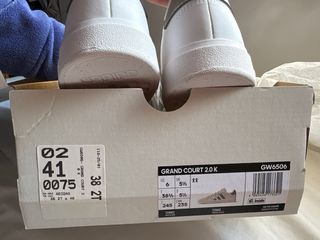 Zapatillas Adidas Blancas y Plateadas. Unisex