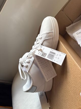 Zapatillas Adidas Blancas y Plateadas. Unisex