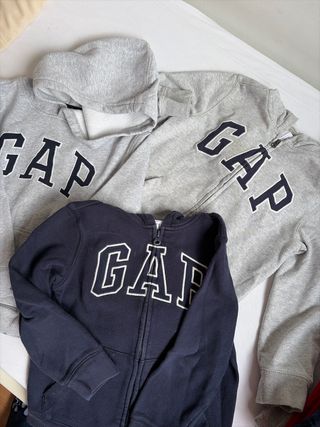 3 Sudaderas GAP Niño Azul y Gris. Talla S