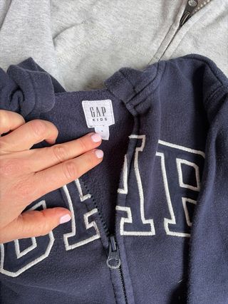 3 Sudaderas GAP Niño Azul y Gris. Talla S