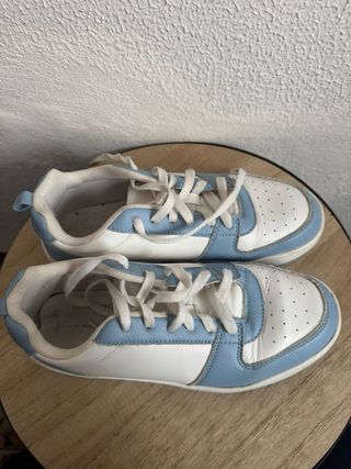 Zapatillas deportivas blancas y azules