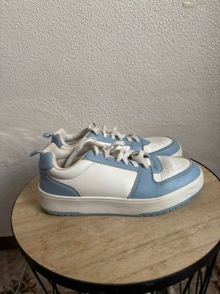 Zapatillas deportivas blancas y azules
