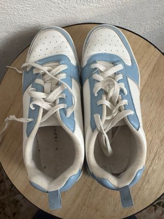 Zapatillas deportivas blancas y azules