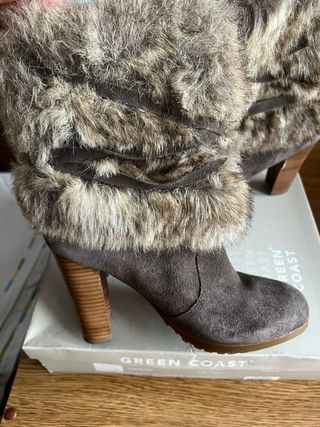 Botas de pelo grises y marrones