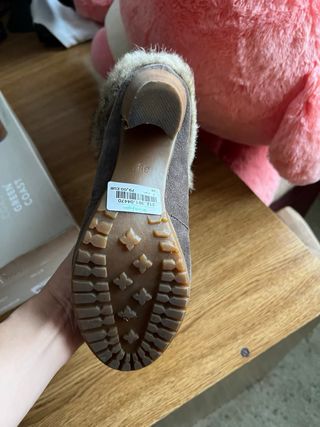 Botas de pelo grises y marrones