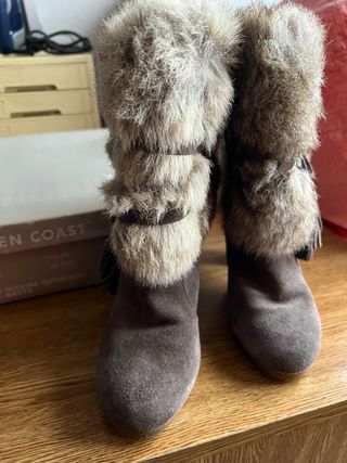 Botas de pelo grises y marrones