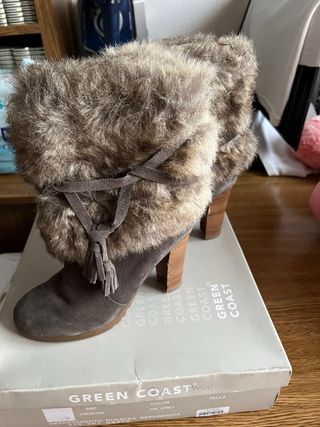 Botas de pelo grises y marrones