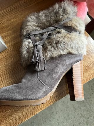 Botas de pelo grises y marrones