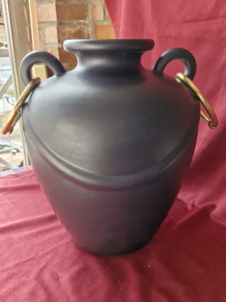 Jarrón Cerámica Negro con Asas Doradas