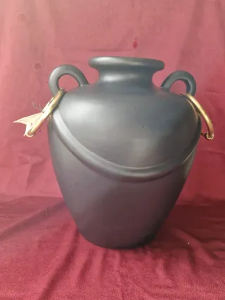 Jarrón Cerámica Negro con Asas Doradas