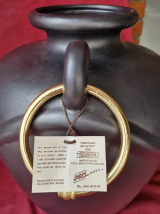 Jarrón Cerámica Negro con Asas Doradas