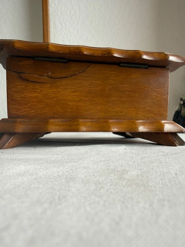 Antiguo joyero de madera de nogal