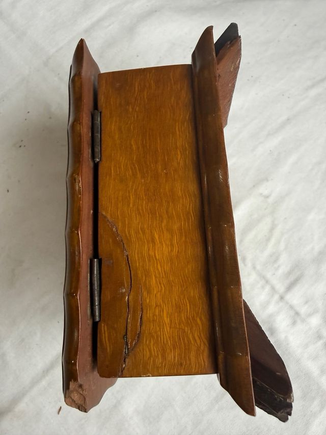 Antiguo joyero de madera de nogal