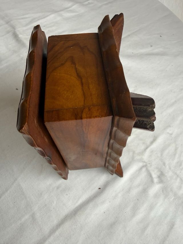 Antiguo joyero de madera de nogal