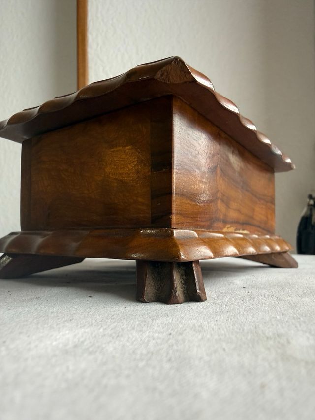 Antiguo joyero de madera de nogal