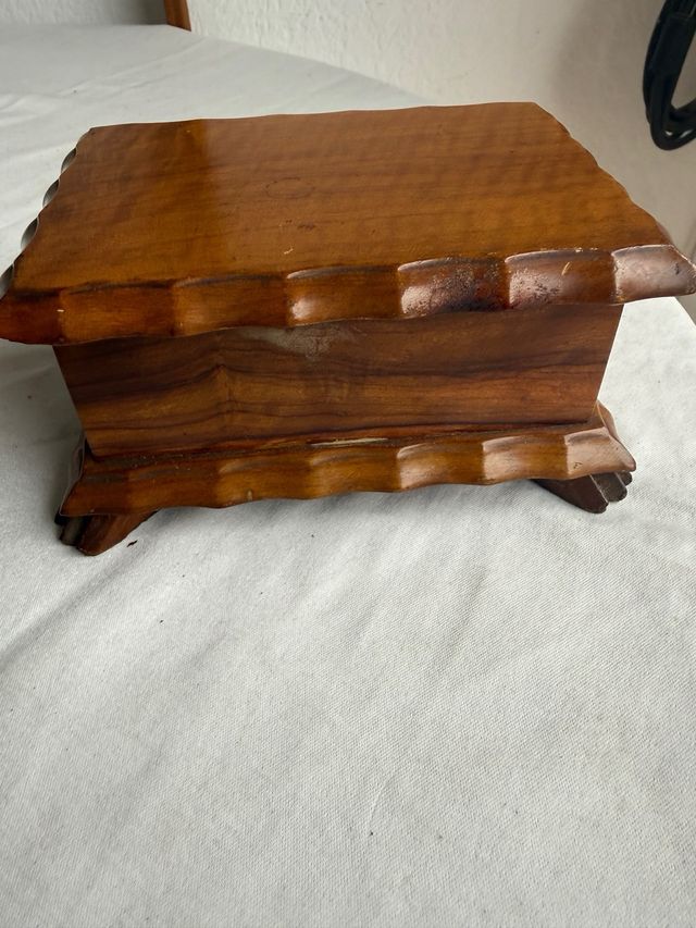 Antiguo joyero de madera de nogal
