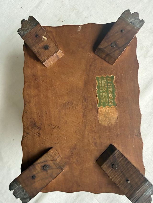 Antiguo joyero de madera de nogal