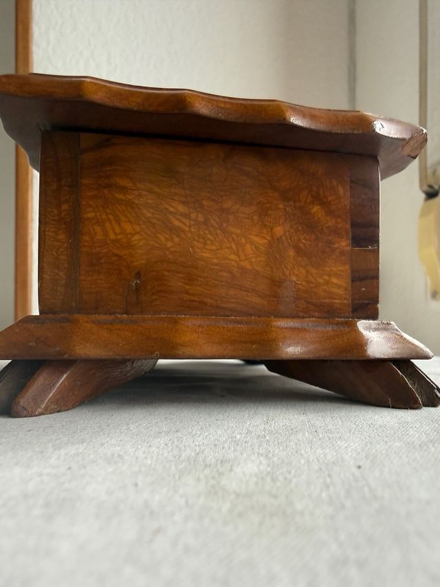 Antiguo joyero de madera de nogal