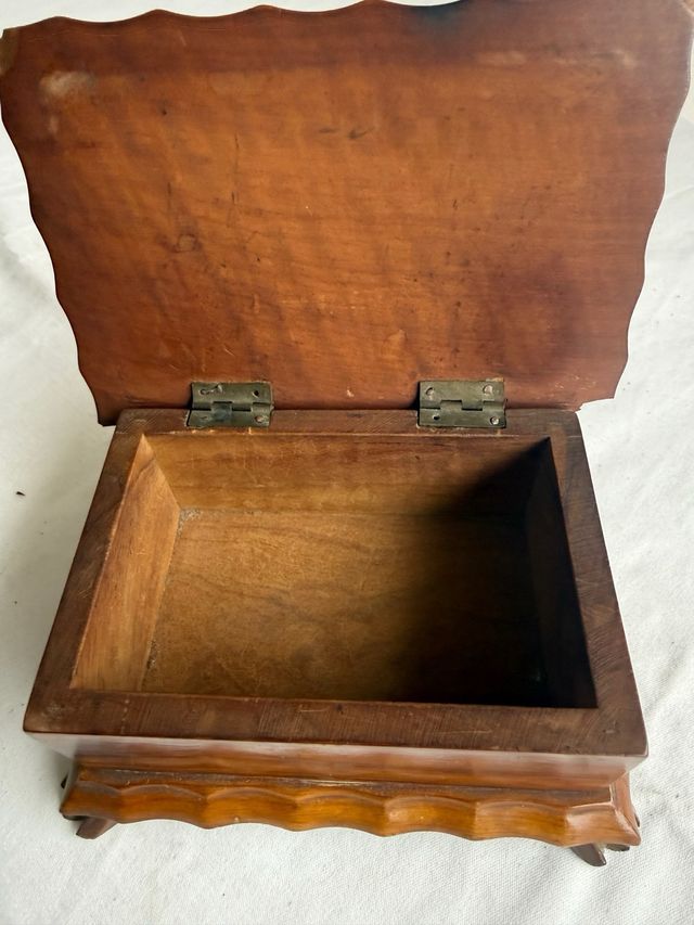 Antiguo joyero de madera de nogal