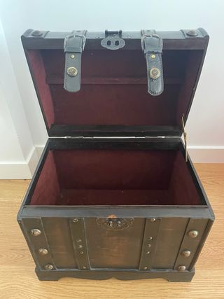 Baúl antiguo de madera