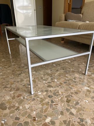 Mesa baja cristal y metal gris