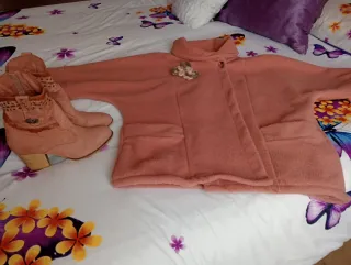 Botas de ante rosas con tachuelas y piel