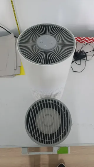 Purificador de aire gris y blanco.